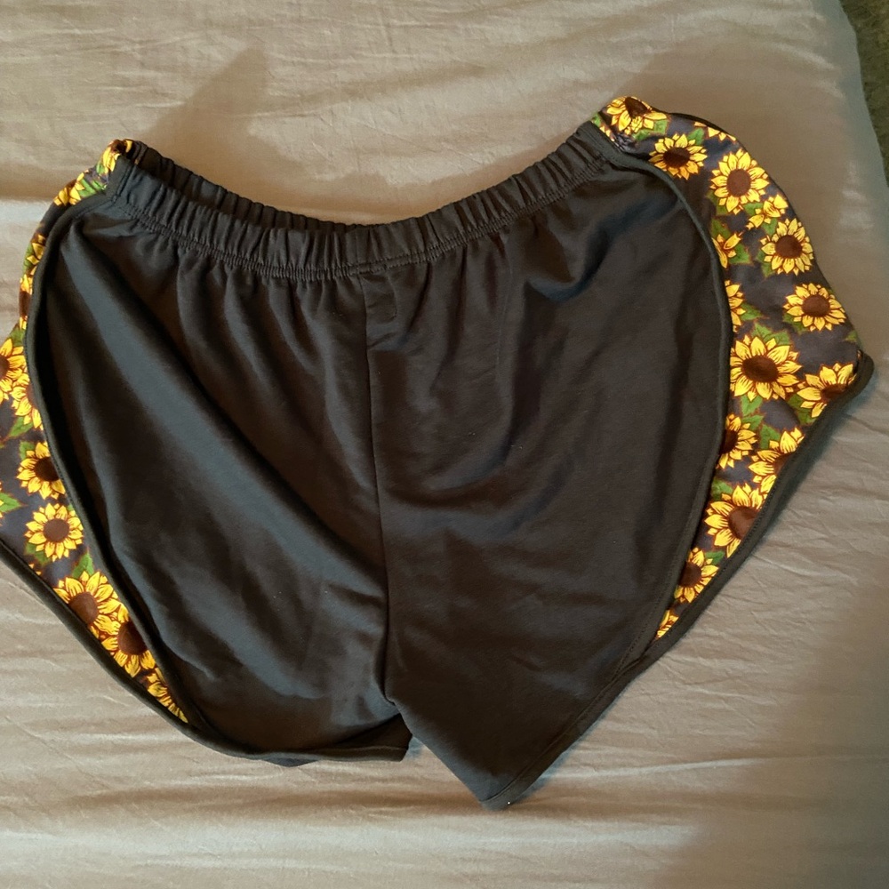 NEW Puppie🐾 Love XL Sunflower Shorts - Picture 3 of 4
